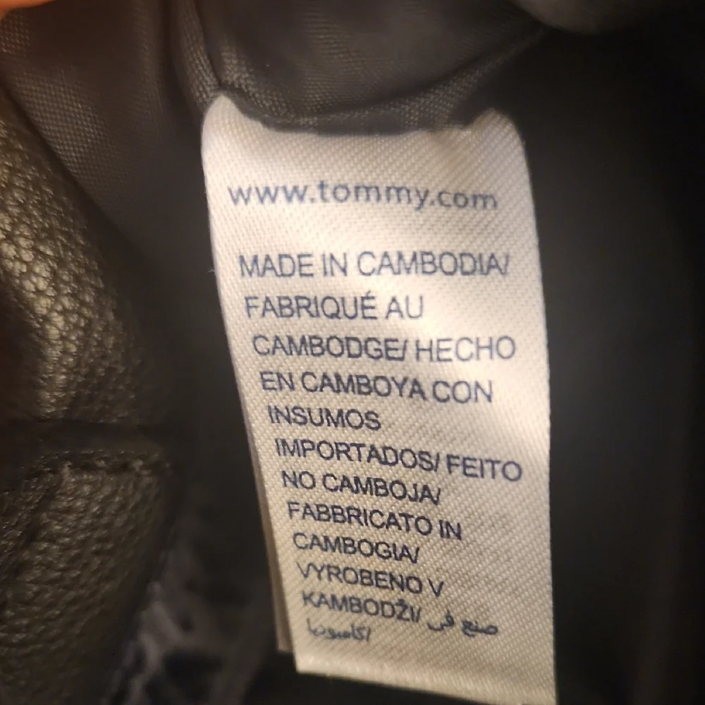 NWOT Tommy Hilfiger Black Staple Hobo Shoulder Bag - Picture 3 of 12